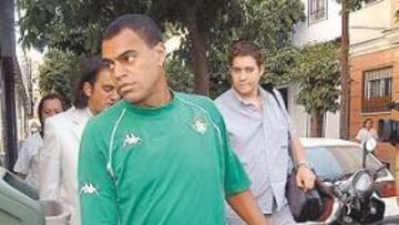 <b>CASI FUERA. </b>El jugador brasileño del Betis Denilson de Oliveira no cuenta para el entrenador balear Lorenzo Serra Ferrer.