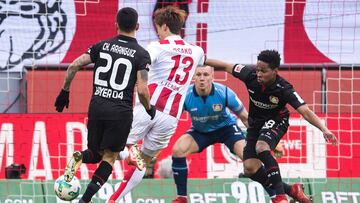 Aránguiz fue villano en la derrota del Leverkusen en el clásico