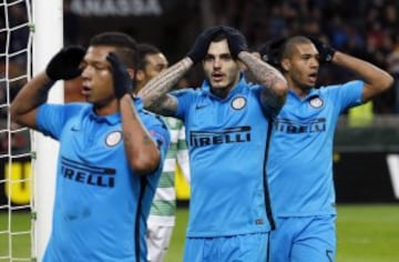 Fredy Guarín, jugador colombiano del Inter de Milan, celebra el gol con los jugadores de su equipo. 
