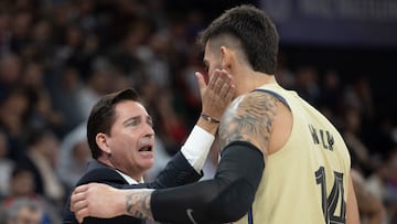 Xavi Pascual da instrucciones a Willy Hernangómez durante el partido contra el Efe, en Estambul.