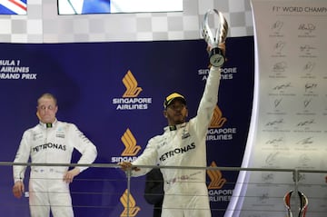 El piloto de Mercedes, Lewis Hamilton con el trofeo que le otorga como campeón del GP de Singapur. 