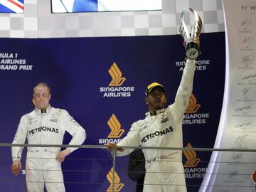El piloto de Mercedes, Lewis Hamilton con el trofeo que le otorga como campeón del GP de Singapur. 