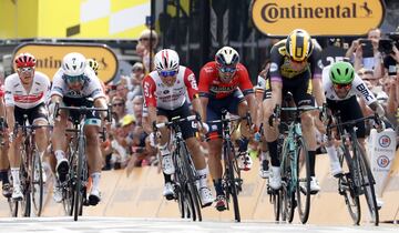 Mike Teunissen se impuso en el sprint final y aprovechó la caída de su líder para ganar la etapa y vestir el primer maillot amarillo del Tour de Francia 2019.