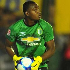 Arboleda vuelve a ser figura de Banfield atajando un penal