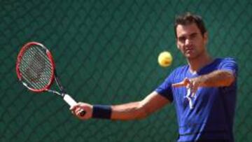 Roger Federer entrena antes de su regreso a la competición en el Masters 1.000 de Montecarlo.