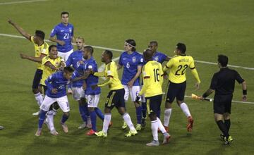 La pelea de Neymar y Bacca durante un partido entre Brasil y Colombia.