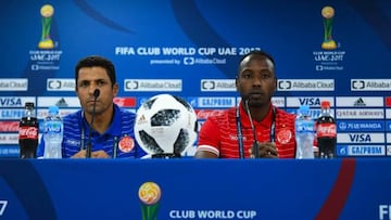 El jugador del WAC Casablanca, Abdeladim Khadrouf, y su entrenador, Hussein Amotta, en conferencia de prensa.