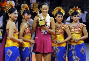 Ana Ivanovic tras ganar la Commonwealth Bank Tournament en Bali en 2011.