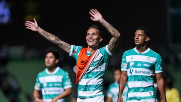 Francisco Villalba festeja el triunfo de los Guerreros contra Pumas.
