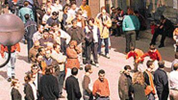 <B>AMBIENTAZO</B>. Los seguidores del Atlético abarrotaron ayer las taquillas del Vicente Calderón.