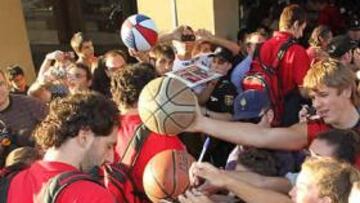 <b>MUCHA EXPECTACIÓN. </b>Los internacionales españoles firmaron muchos autógrafos y balones a su llegada a Logroño.