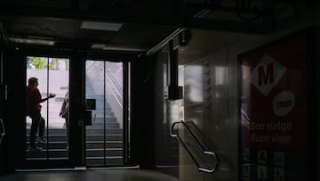 BARCELONA 29042025 - Momento en el que se cerraba la parada de Llucmajor del metro de la L4 de Barcelona
Lorena Sopêna / Europa Press
28/04/2025