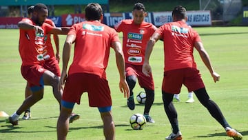 Keylor Navas, en un entrenamiento de su selección participando en un rondo.