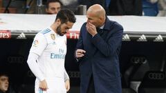Isco y Zidane, durante un partido del Real Madrid.
