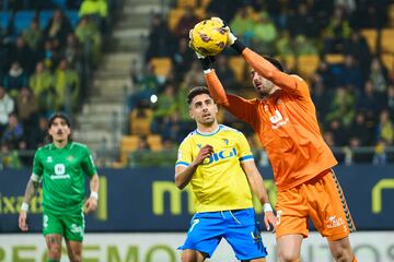 El portero del Betis salvó dos goles realizando dos estiradas a disparos de Escalante y Robert Navarro. La primera abajo, a Escalante; y volando en horizontal, a Robert Navarro. El portero portugués supo mantener en pie al Betis ante la ofensiva gaditana.