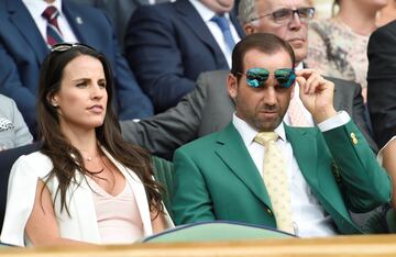 El golfista español Sergio García con su prometida Angela Akins presenciando un partido en la pista central.