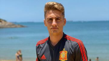 El internacional Sub-17 espa&ntilde;ol Robert Navarro, en la playa de Vit&oacute;ria durante el Mundial de la categor&iacute;a organizado en Brasil.
 