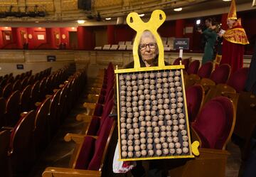 Manoli con un disfraz antes de la celebracin del Sorteo Extraordinario de la Lotera de Navidad 2024, en el Teatro Real, a 22 de diciembre de 2024.