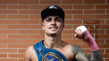 Samuel Molina posa con el cinturón EBU del welter.