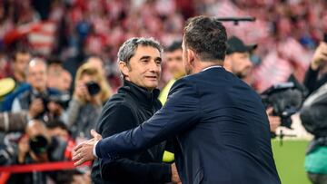 BILBAO, 17/04/2025.- Los técnicos del Athletic Club, Ernesto Valverde (i) y del Rangers, Barry Ferguson, se saludan antes del inicio del encuentro correspondiente a la vuelta de los cuartos de final de la Liga Europa que disputan hoy jueves Athletic Club y Rangers en el estadio de San Mames, en Bilbao. EFE / Javier Zorrilla.