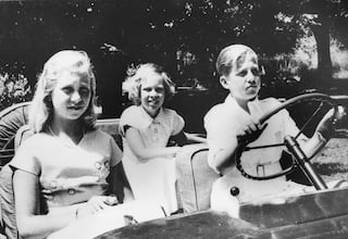 ¿Cuántos hermanos tiene la reina Sofía, cuál es el árbol genealógico de la Familia real griega y desde cuándo no reinan en el país?