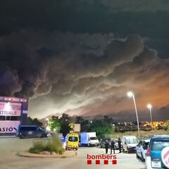 Confinados cinco municipios de Cataluña por el incendio de una nave que almacenaba toneladas de cobro