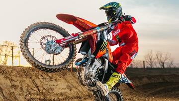 Tony Cairoli, con la Desmo450 MX de Ducati.