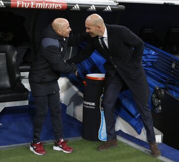 El entrenador del Real Madrid, el francés Zinedine Zidane, saluda al del Sevilla, el argentino Jorge Sampaoli, durante el partido de ida de octavos de final de la Copa del Rey que se juega hoy en el estadio Santiago Bernabéu, en Madrid. 