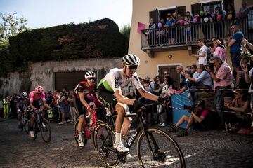 Decimosegunda etapa entre Cuneo y Pinerolo de 156 km. Ben O'Connor.