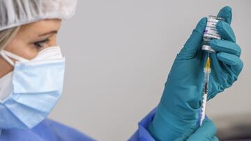 La vacuna de AstraZeneca sigue inmersa en polémicas.