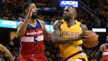 LeBron James entra a canasta ante Markieff Morris.