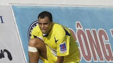 Denilson debuta, marca y anuncia su adiós