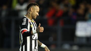 AMDEP6551. SAO PAULO (BRASIL), 28/05/2025.- Neymar de Santos reacciona este miércoles, en un partido amistoso de clubes entre Santos y RB Leipzig en el estadio Cicero de Souza Marques en Sao Paulo (Brasil). EFE/ Isaac Fontana