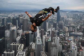 Connor Young de  Australia salta desde la plataforma abierta de 300 metros de altura de la emblemática Torre Kuala Lumpur de Malasia durante el Salto Internacional de la Torre en Kuala Lumpur