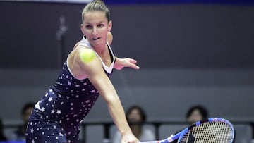 Karolina Pliskova devuelve una bola a Naomi Osaka durante la final del Pan Pacific Open en Tachikawa, Jap&oacute;n.