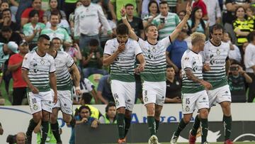 Santos festeja el gol de Julio Furch