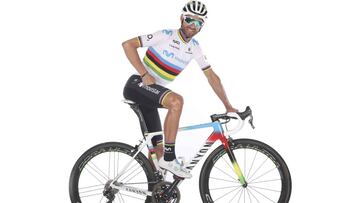 Alejandro Valverde posa con el maillot arcoíris y la bicicleta con la que competirá en 2019.