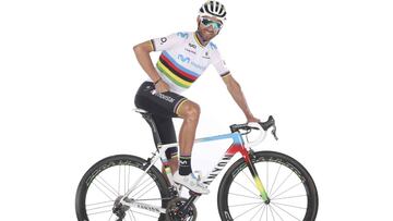 Alejandro Valverde posa con el maillot arco&iacute;ris y la bicicleta con la que competir&aacute; en 2019.