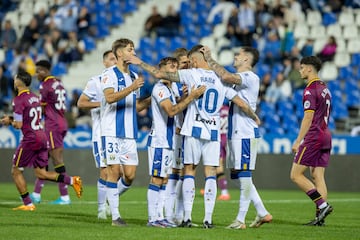 Los jugadores del Leganés felicitan a Raba por su gol de penalti. 