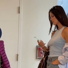 Graba lo que estaba haciendo una mujer en una cola y la gente se vuelve loca: hay varias teorías sobre esa imagen