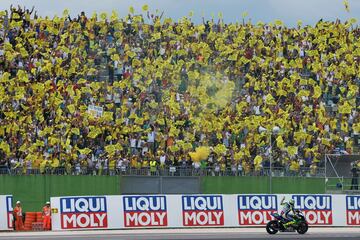 La brutapela es la zona elegida por los seguidores de Valentino Rossi para disfrutar del Gran Premio. La grada se tiñe de amarillo y los aficionados lucen el número 46. Esta temporada, el piloto italiano se pierde el GP al romperse la tibia y el peroné practicando enduro.
