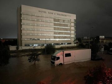 Un camión parcialmente sumergido en Valencia.