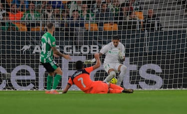 El jugador del Barcelona, Ferran Torres, marca el 1-2 al Betis. 