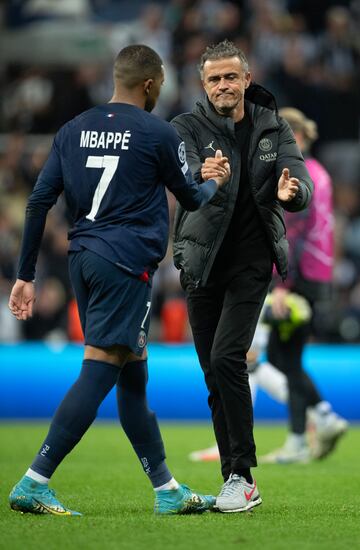 Saludo final entre el entrenador del PSG, Luis Enrique, y su jugador estrella, Kylian Mbappé.