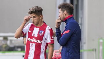 Simeone charla con Giuliano durante el Wolfsburgo-Atl&eacute;tico.