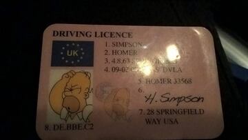 Un conductor muestra el carnet de Homer Simpson tras ser parado por la policía