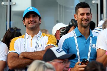 Carlos Sainz, piloto espa?ol de la F¨®rmula 1, y el tenista serbio Novak Djokovic disfrutando del torneo.