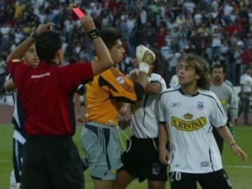 Un 10 de abril de 2005, Colo Colo jugaba de local ante la U por el Apertura de ese a&ntilde;o. Los azules ganaban 1-0 con gol de Nelson Pinto (25&#039;), pero los albos empataron con taco de Angel Carre&ntilde;o a los 82&#039;. Ah&iacute; se form&oacute; la gresca entre los jugadores, cuando Jorge Valdivia le grit&oacute; el gol en la cara al portero de la U, Johnny Herrera.