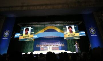 Protestas durante la rueda de prensa de Scolari