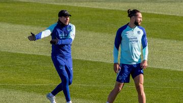 Simeone da indicaciones a Felipe en el entrenamiento del Atl¨¦tico.
